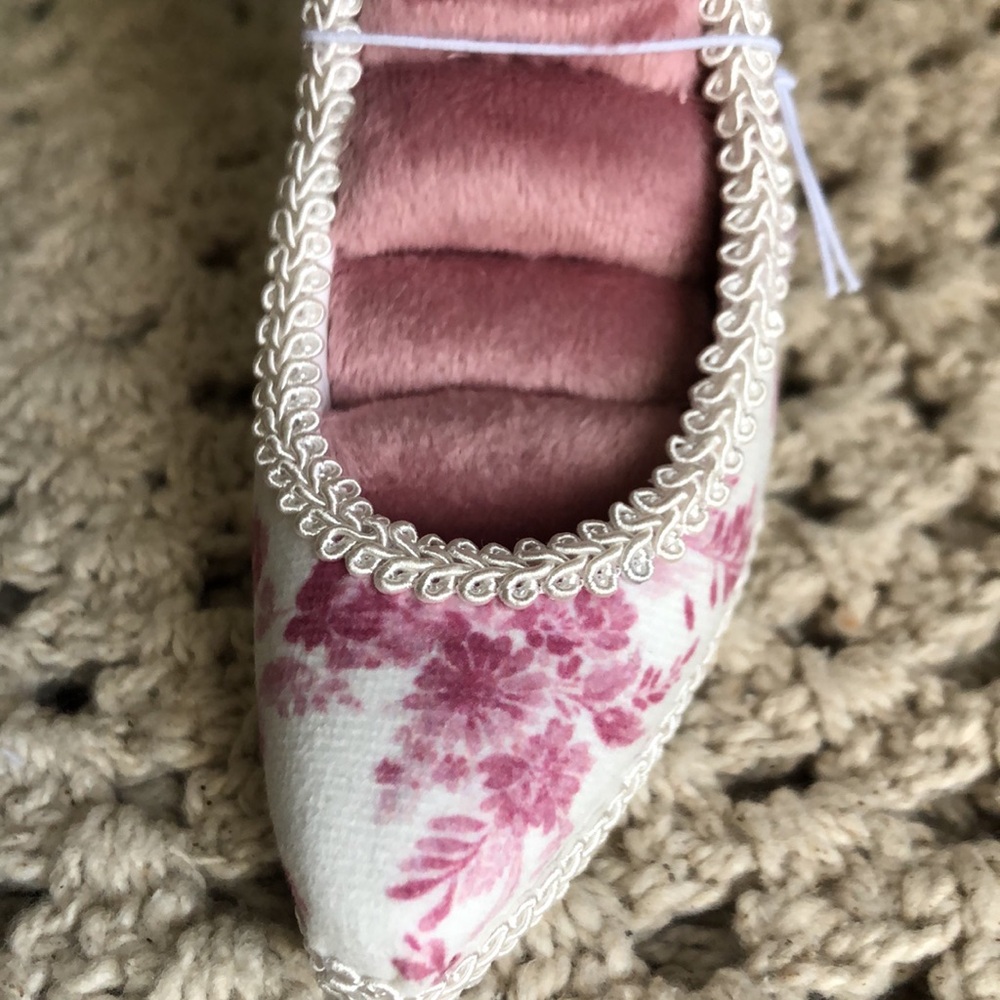 Floral Pink and White High Heel Shoe Shaped Ring Organizer - Picture 8 of 9